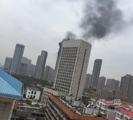 武汉泛海城市广场46层在建大楼顶层失火