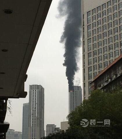 武汉泛海城市广场46层在建大楼顶层失火