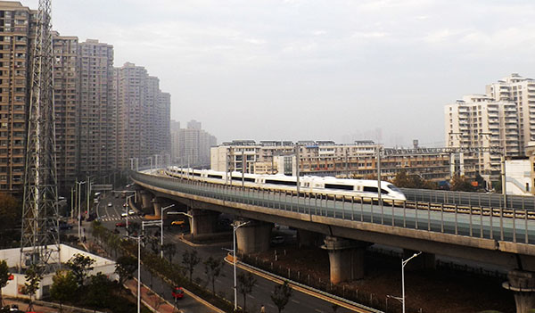 高铁动车组列车从芜湖市穿梭而过