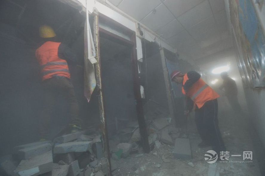 北京东城区3747平地下室违法出租房被拆除 拆除现场曝光