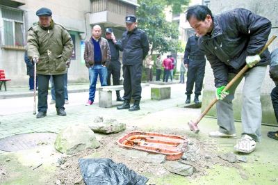 武汉一社区地锁被拆除