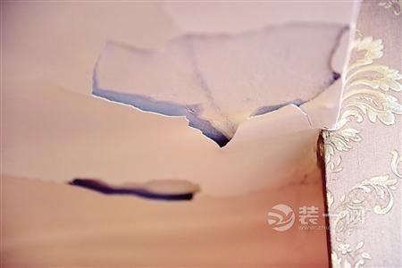重庆一美容店漏水近一年 墙面发霉装潢被泡吓坏顾客