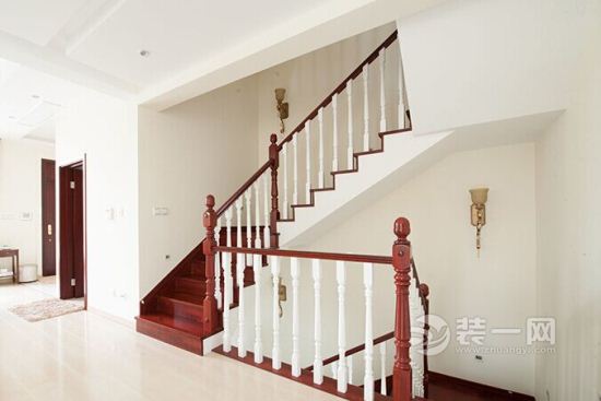 楼梯踏步尺寸多少 大连装修公司推荐几款靠谱室内楼梯