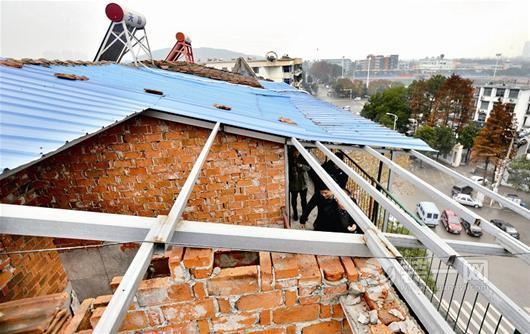 业主自称防雨顶楼违建房屋出租