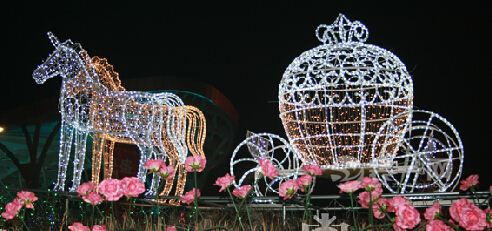 哈尔滨街头冰景彩灯装饰完毕 五彩缤纷迎新年