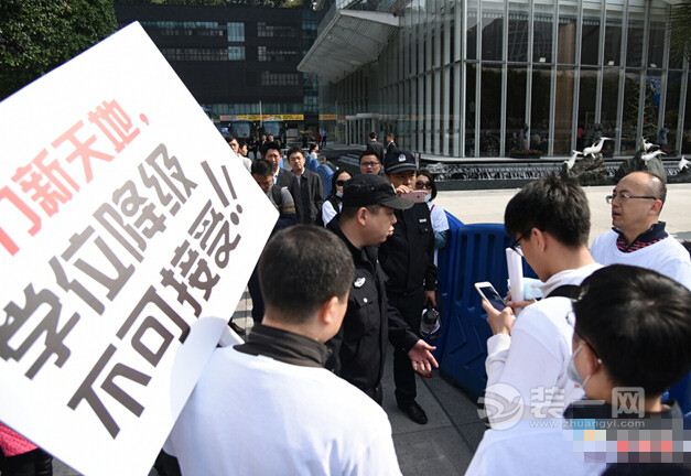 广州一楼盘遭百余名业主抗议