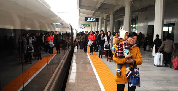 1月10日上午，安庆至北京首趟高铁正式开通运行。图为旅客进站乘坐首趟进京高铁
