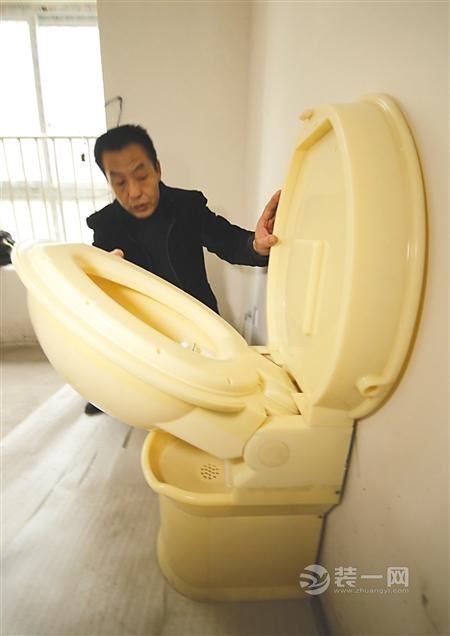 重庆父子花四年时间发明新型马桶 可折叠挂墙上节水60%