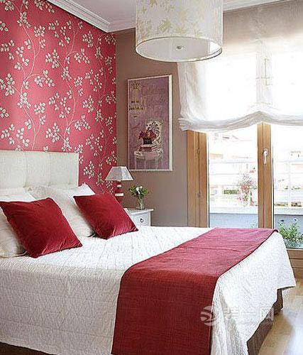 无锡装修网胭脂红底的床头壁纸效果图