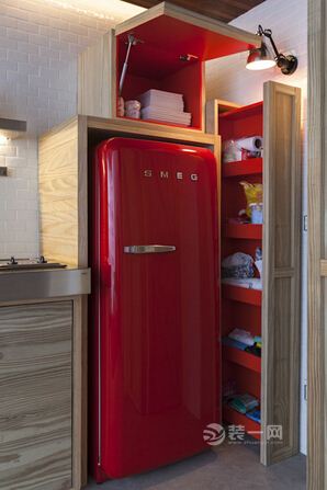 时尚的红色冰箱图片