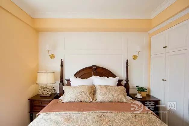 米黄色调美式风格的双人床装修效果图