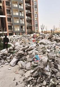 武汉市洪山区张家湾街清江锦城小区大量装修垃圾堆满地