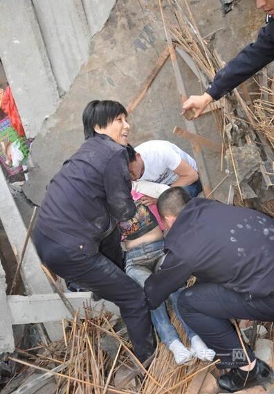 4月11日，救援人员从房屋废墟中救出一名女伤者。上海装修网供图