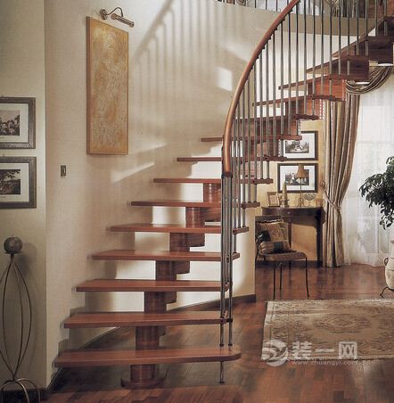 楼梯不仅是连接楼上与楼下的重要通道，从风水上讲也是接气与送气之所在。楼梯的理想位置是靠墙而立。切忌在居室中央，这样等于把家中一分为二，会带来家中各种口角，甚至导致夫妻不和。