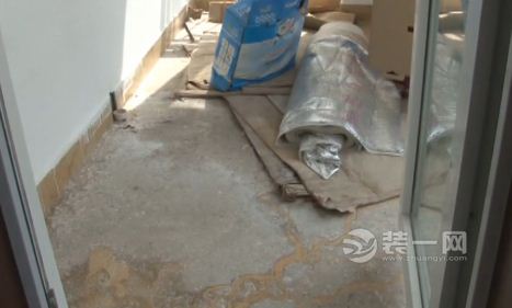 青岛市民李先生家刚装修的木地板因污水回流都拆了