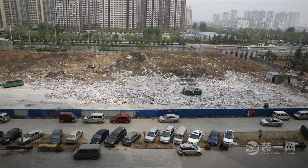 济南某小区装修建筑垃圾堆满地