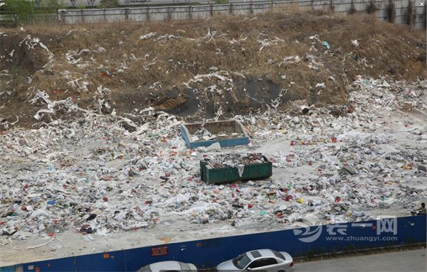 济南某小区装修建筑垃圾堆满地