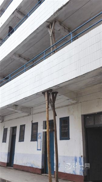 南宁装修网学校天花板用木桩支撑图片