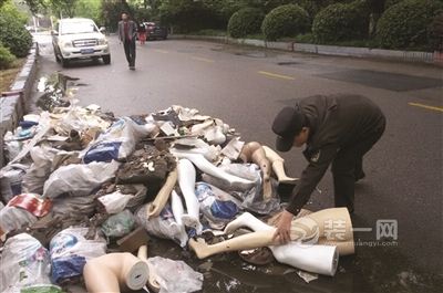 南京服装店老板找人清运装修垃圾 不料反被城管罚5000