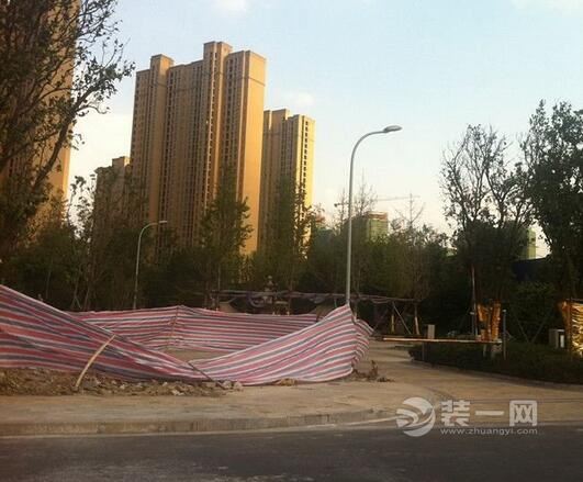 南京一小区因两栋高楼未建成无大门 业主打横幅讨“门”