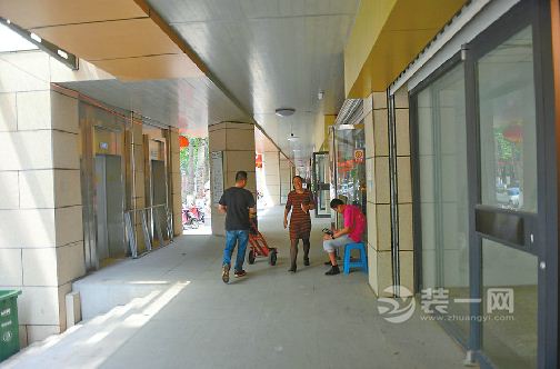 济南装修网：济南新世界商城改造装修安装户外电梯