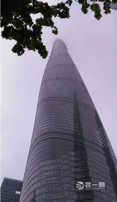 中国“第一高楼”玻璃76楼坠落