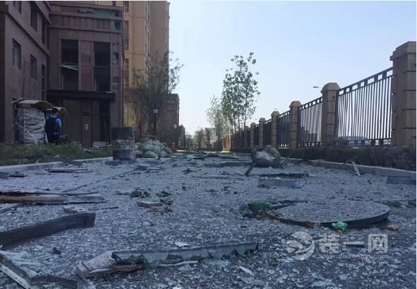 滨海新区爆炸区附近小区严重损毁 现场支离破碎