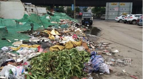 济南历城区拆迁进行中 数百米长垃圾带触目惊心