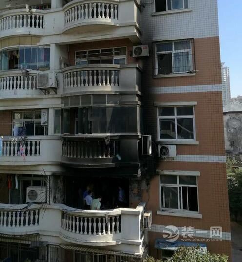 武汉一居民楼装修杂物堆阳台引发火灾