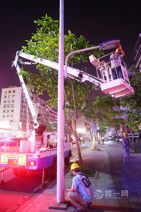 路灯保养工人保养路灯