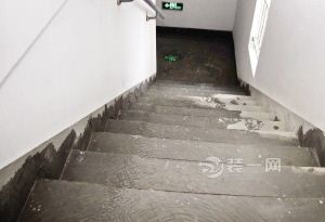 长沙某小区楼道未封闭只有护栏 不仅漏雨还存隐患