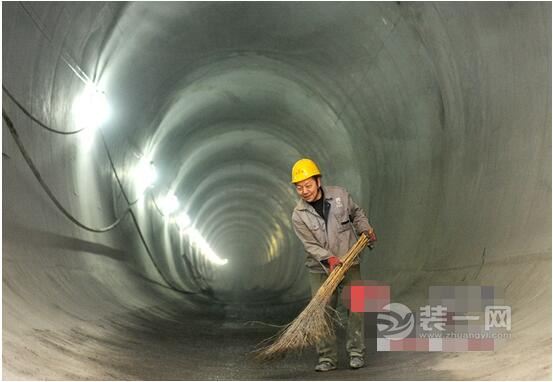 乌鲁木齐交通一号线首个区间隧道迎宾路口站结构完工