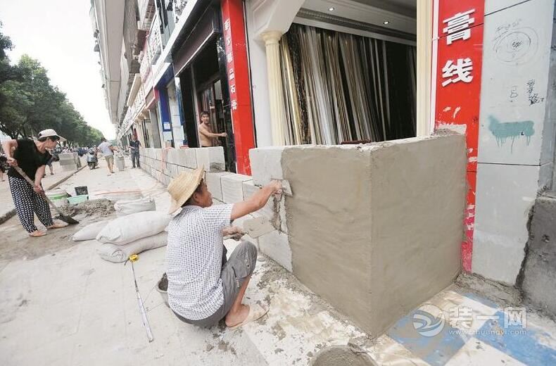 武汉江夏区多家装修建材商户门前筑围墙防水