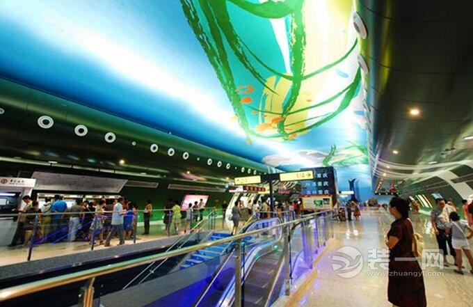重庆轨道站装修更贴心 扶梯加装雨棚保护市民安全