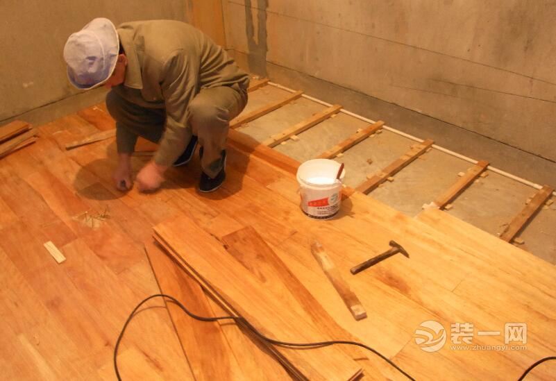 地板装修注意事项：铺装前你的地面含水率合格吗？