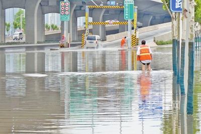 鄭州隴海高架橋路段積水約半米深