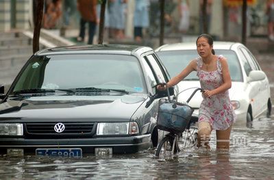 市民雨中行走