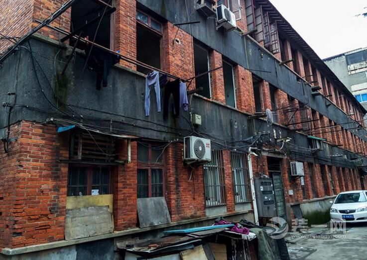 成都装修网：小区设施太老旧 木楼梯突然整体垮塌致三名女子受伤