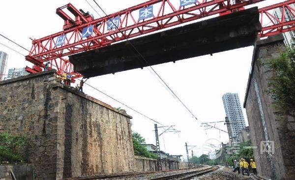 长沙跨京广铁路老桥拆除 新桥年底主体建成双向八车道