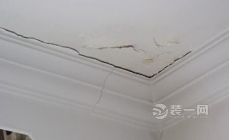 广州一女士2年装修3次均现天花板裂缝定制家具发霉