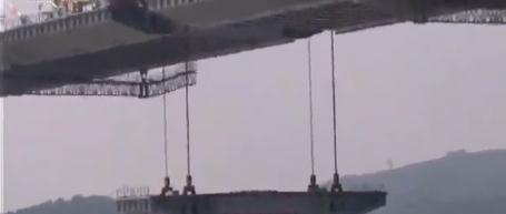 望东长江大桥最后一节主跨吊装