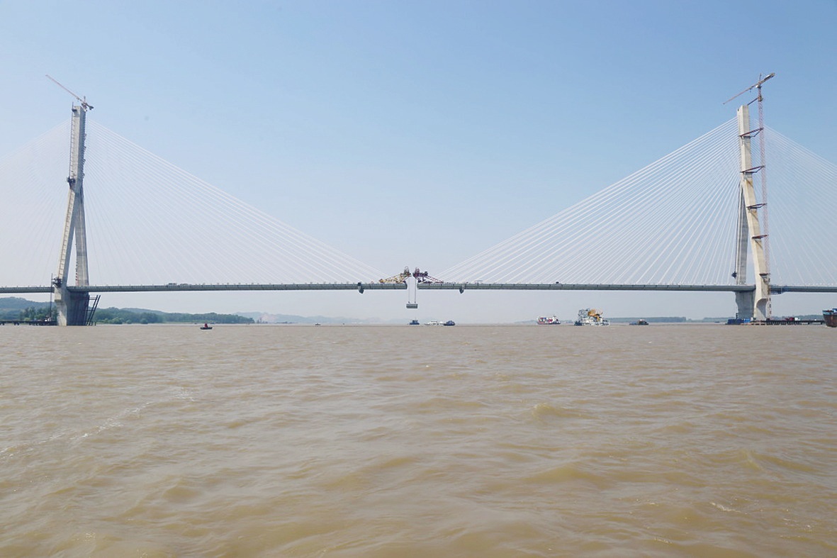 世界上最大跨径和最大联长的钢混叠合梁斜拉桥 望东长江大桥8月10日顺利合龙