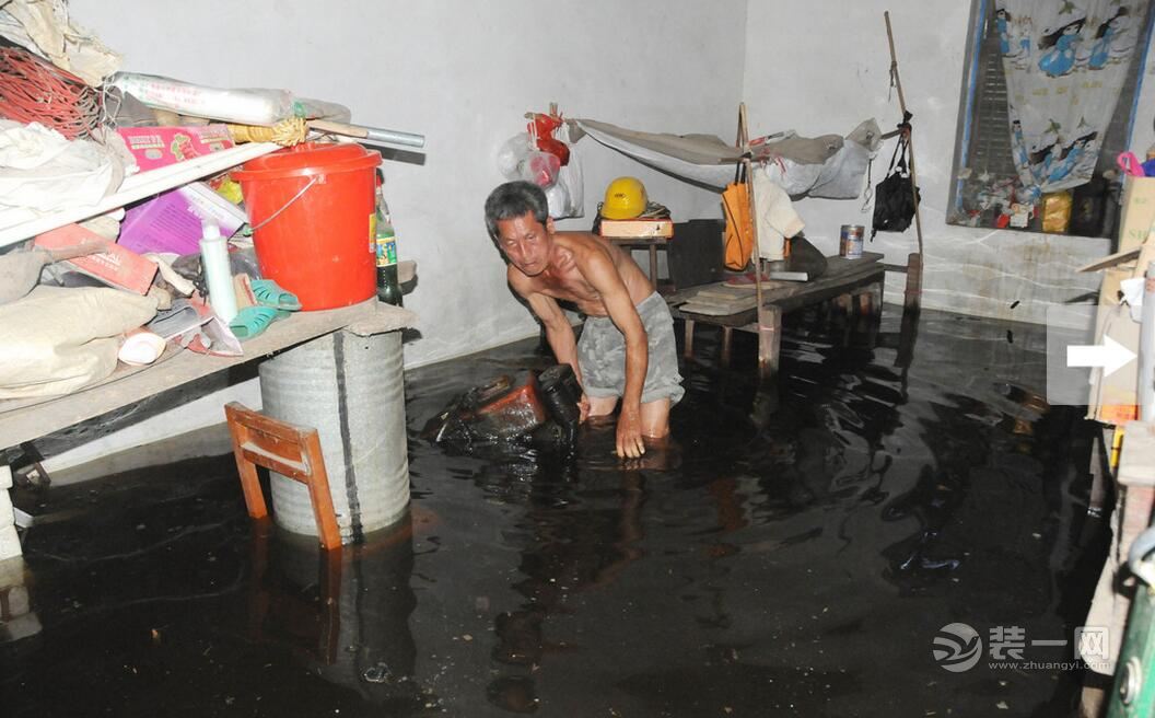 南宁暴雨雨水渗入村民家中 装修被泡吃喝都在水里