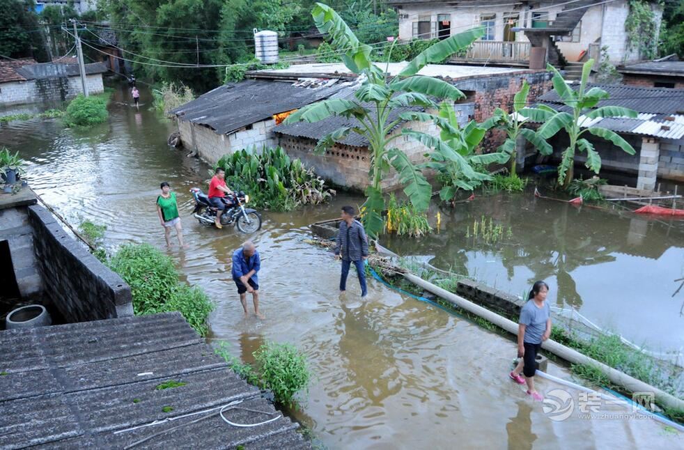 南宁暴雨雨水渗入村民家中 装修被泡吃喝都在水里