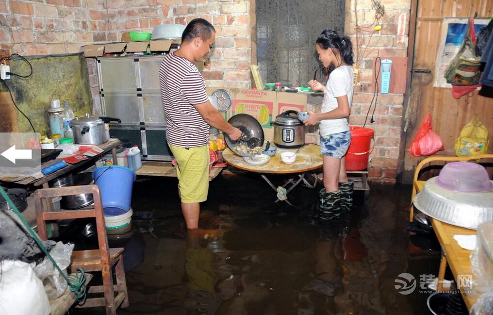 南宁暴雨雨水渗入村民家中 装修被泡吃喝都在水里