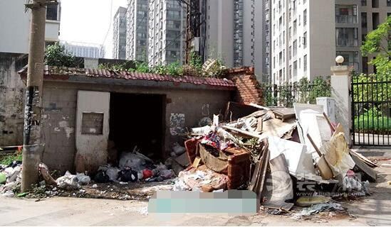 黑林铺丹海小区大门口建筑装修垃圾两米高 两月无人清