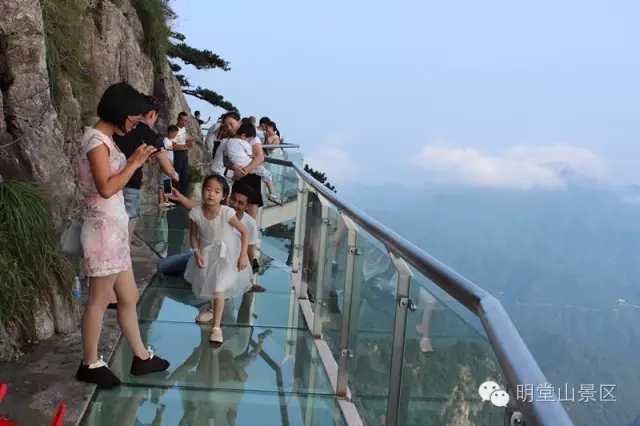 明堂山景区玻璃栈道