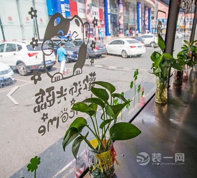 奇葩流动快餐车改装 郑州街头快餐店内部装修温馨