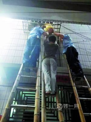 广州装修网儿童头卡窗户防护栏众人施救