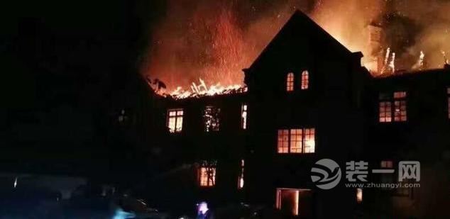 百年教堂毁于大火市民扼腕叹息